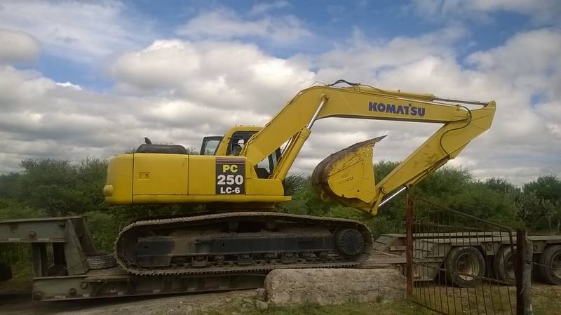 EXCAVADORA KOMATSU